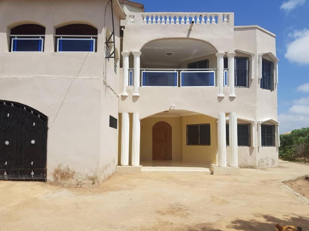 Touray Guest House Old Yundum Bagian luar foto